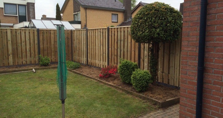 Harde wind in uw tuin? Plaats een hout-beton schutting